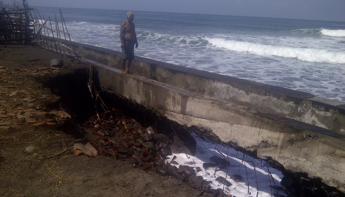 Tanggul Pengaman Pantai Yehembang Jebol Diterjang Gelombang Pasang