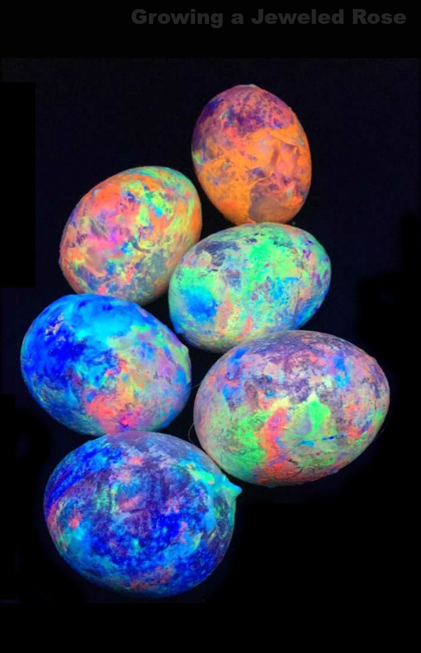 Glowing marbleized egg dying with shaving cream. I can't wait to try this- SO COOL! GLOW-IN-THE-DARK EGG DYING- what? My kids are going to flip!! #eastercrafts #eastereggdecorating #eggdyingideas #glowinthedarkeastereggs #eastercraftsforkids #easteractivitiesforkids #eastereggs #glowinthedarkeggs #easteractivitiesforpreschool #craftsforkids #activitiesforkids