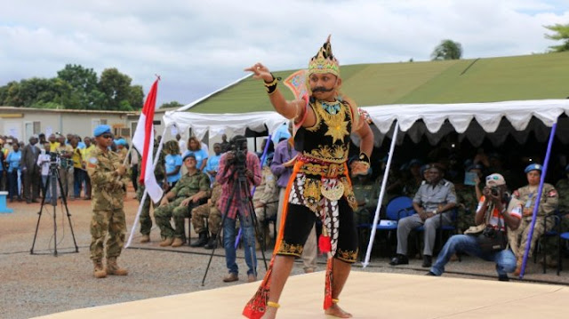 Memperkenalkan Gatot Kaca ke Warga Afrika Tengah Memperkenalkan Gatot Kaca ke Warga Afrika Tengah