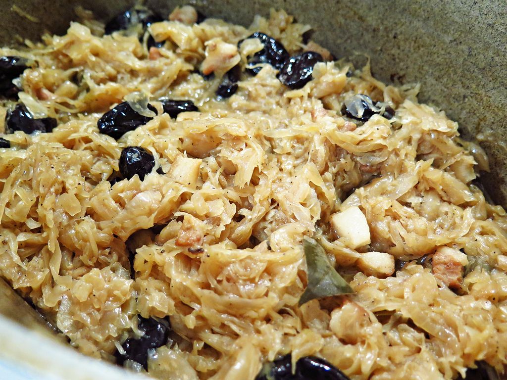 Тушеная кислая капуста с черносливом