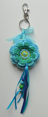 chaveiro feito com flor de crochê