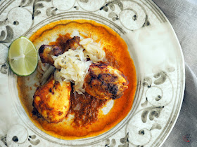 Pollo asado al horno macerado en una mezcla de yogur y especias, conocida como tandoori masala