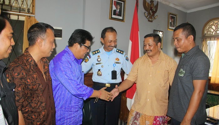 Bangun Romantisme Politik, Sanjaya Sambangi Sukaja di LP Tabanan