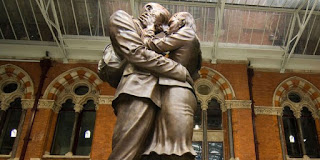 8 Patung Ciuman yang Romantis dan Unik di Dunia