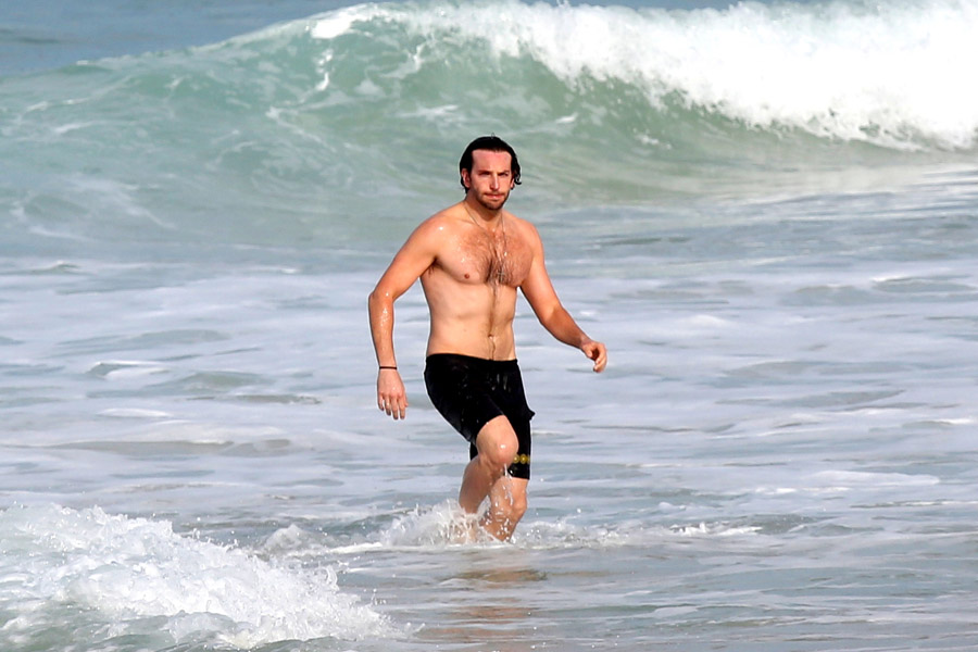 BRADLEY COOPER terlihat bertelanjang dada saat bermain di pantai Rio De Jan...