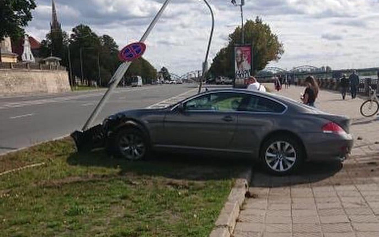 11. novembra krastmalā avarē BMW automobilis