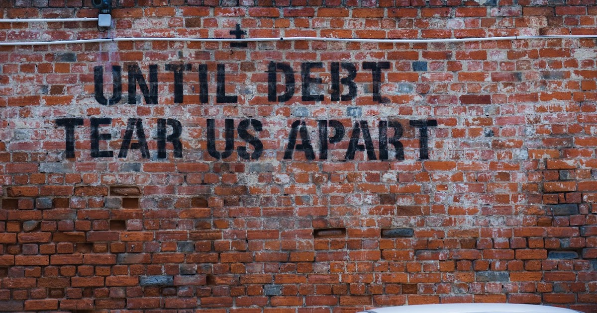 "Head over heels in debt" nghĩa là gì?