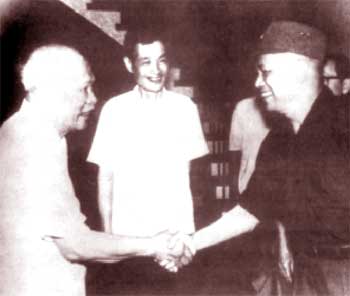 Đồng chí Lê Văn Lương (giữa) và Đại tướng Văn Tiến Dũng đón Bác Tôn Đức Thắng vào dự lễ ra mắt của Chính phủ tại Tp.HCM. Đồng chí Lê Văn Lương (giữa) và Đại tướng Văn Tiến Dũng đón Bác Tôn Đức Thắng vào dự lễ ra mắt của Chính phủ tại Tp.HCM.