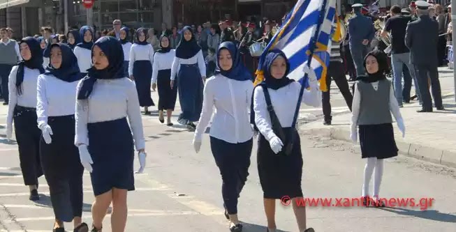 Ξάνθη: Παρέλαση μόνο με μαντίλες για πρώτη φορά σε εθνική εορτή Ξάνθη: Παρέλαση μόνο με μαντίλες για πρώτη φορά σε εθνική εορτή