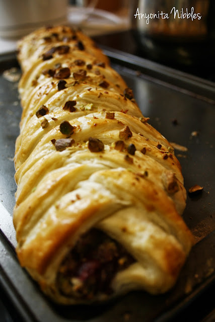 Anyonita Nibbles: cooked turky & stuffin' braid with cranberry & pistachio