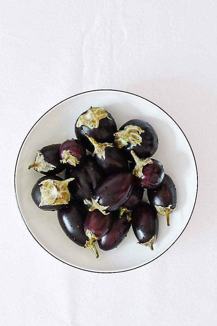 Mini-Auberginen, knackfrisch. Für: Mini-Auberginen mit geräuchertem Mozzarella aus der Tajine | Arthurs Tochter kocht. Der Blog für Food, Wine, Travel & Love von Astrid Paul Mini-Auberginen, knackfrisch. Für: Mini-Auberginen mit geräuchertem Mozzarella aus der Tajine | Arthurs Tochter kocht. Der Blog für Food, Wine, Travel & Love von Astrid Paul