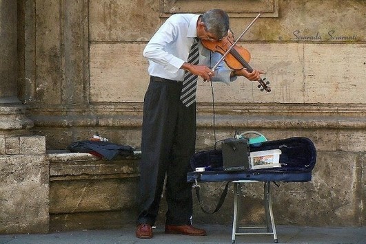 Violinista in via del Corso - Roma . Artisti di strada