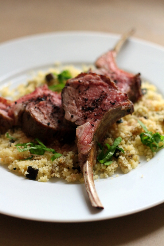 Lammkarree mit geräuchertem Pfeffer, fermentiertem Knoblauch und Auberginen-Couscous