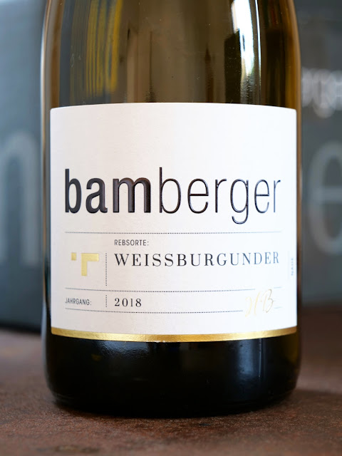 Weißburgunder aus dem Wein- und Sektgut Bamberger mit neuem Etikett.