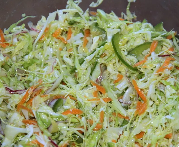 Калории в салате из капусты и моркови. Салат витаминный. Салат с капустой. Салат из капусты калории. Капустный салат калории.