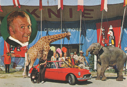 Avec en médaillon Fredy Knie senior, la carte postale représente  le clown Knieli, Rolf Knie junior et Franco Knie senior avec un éléphant et une girafe