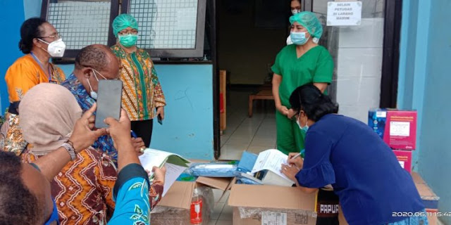 DPR Papua Kembali Serahkan Bantuan APD dan Alkes Kepada Labkesda Papua DPR Papua Kembali Serahkan Bantuan APD dan Alkes Kepada Labkesda Papua