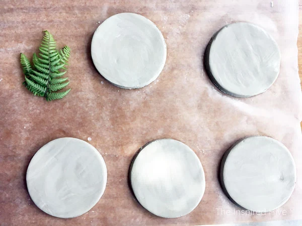 How to make easy DIY botanical coasters with air dry clay! Such a cute craft and great gift idea!
