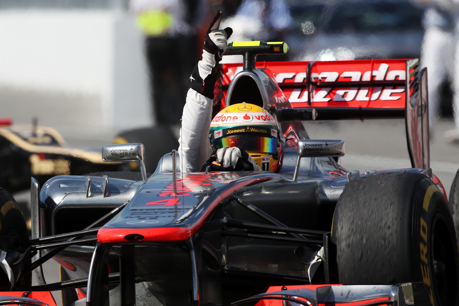 http://4.bp.blogspot.com/-u9ssskJWZF4/T9aPtfd2chI/AAAAAAAAbX0/ZwXY0eXfipc/s1600/15Race+winner+Lewis+Hamilton+(GBR)+McLaren+MP4-27+celebrates+at+the+end+of+the+race..jpg