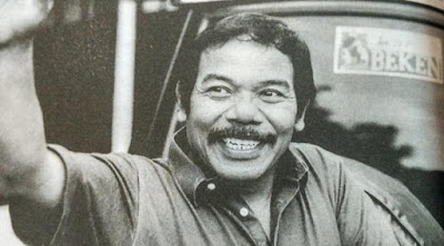 Biografi Benyamin Sueb Biografi Benyamin Sueb Benyamin Sueb lahir di Kemayoran, Jakarta, 5 Maret 1939, Celetukan "muke lu jauh" atau "kingkong lu lawan" pasti mengingatkan masyarakat pada Benyamin Sueb. Sejak kecil, Benyamin Sueb sudah merasakan getirnya kehidupan. Bungsu delapan bersaudara pasangan Suaeb-Aisyah kehilangan bapaknya sejak umur dua tahun. Karena kondisi ekonomi keluarga yang tak menentu, si kocak Ben sejak umur tiga tahun diijinkan ngamen keliling kampung dan hasilnya buat biaya sekolah kakak kakaknya. Benyamin sering mengamen ke tetangga menyanyikan lagu Sunda Ujang-Ujang Nur sambil bergoyang badan. Orang yang melihat aksinya menjadi tertawa lalu memberikannya recehan 5 sen dan sepotong kue sebagai "imbalan". Penampilan Benyamin kecil memang sudah beda, sifatnya yang jahil namun humoris membuat Benyamin disenangi teman-temannya. Seniman yang lahir di Kemayoran, 5 Maret 1939 ini sudah terlihat bakatnya sejak anak-anak. Bakat seninya tak lepas dari pengaruh sang kakek, dua engkong Benyamin yaitu Saiti, peniup klarinet dan Haji Ung, pemain Dulmuluk, sebuah teater rakyat - menurunkan darah seni itu dan Haji Ung (Jiung) yang juga pemain teater rakyat di zaman kolonial Belanda. Sewaktu kecil, bersama 7 kakak-kakaknya, Benyamin sempat membuat orkes kaleng. biografi tokoh benyamin sueb profil h benyamin s biografi lengkap benyamin sueb