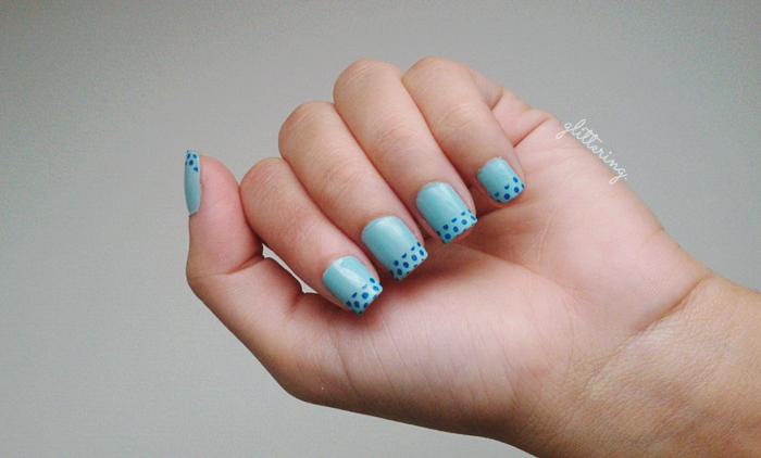 Nail Art com francesinha de bolinhas