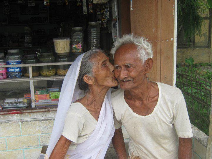 Piks Pk The Funny Pictures Blog Indian Old Couple Kissing Outside Of The Shop Chakh De India