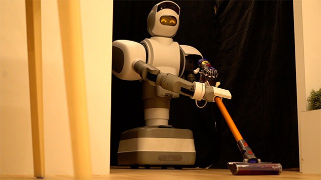 روبوت يقدم لك المشروبات من الثلاجة