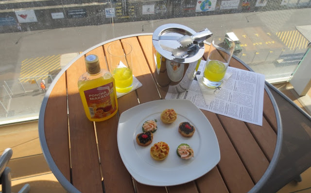 Canapés mit Poncha auf dem Balkon beim Auslaufen des Schiffs Canapés mit Poncha auf dem Balkon beim Auslaufen des Schiffs