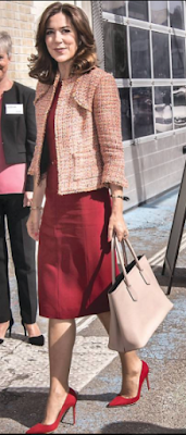 Veste Ole Yde / robe Dolce & Gabbana / escarpins Gianvito Rossi / sac Prada