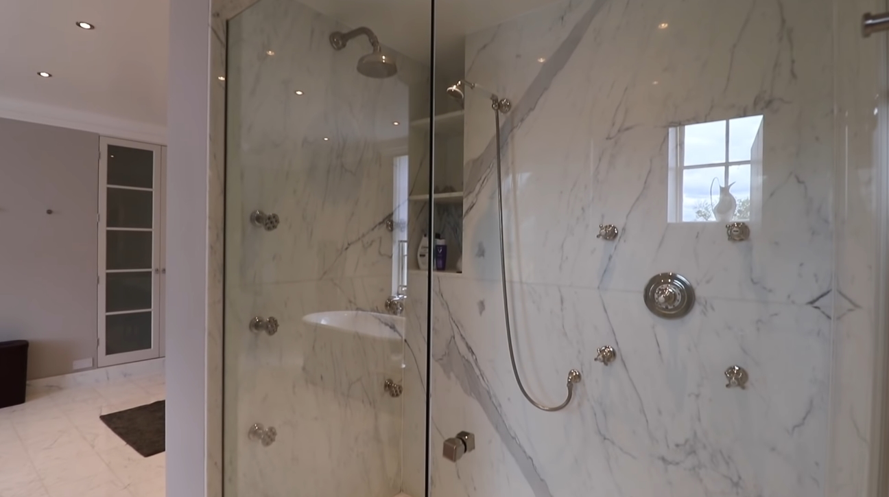 16 Photos vs. Hampton Court Road, East Molesey, Richmond UK Mansion Interior Design Tour