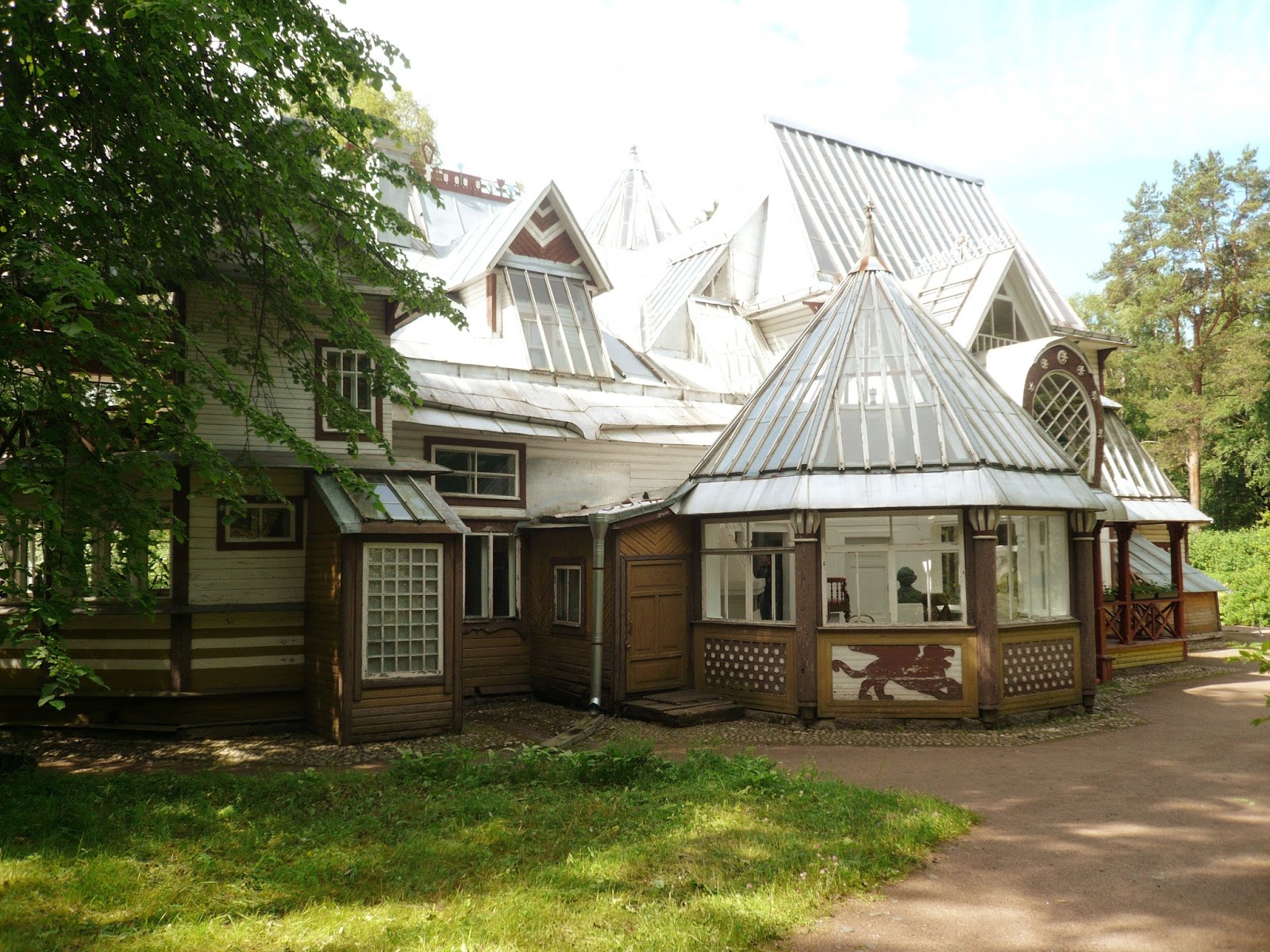 Репино пенаты ленинградская. Репино музей-усадьба. Усадьба пенаты могила репина. Пенаты римские божества. Пенаты число.