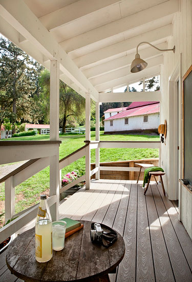 Cheerful Northern California Tiny Home [ TINY HOUSE TOWN ]