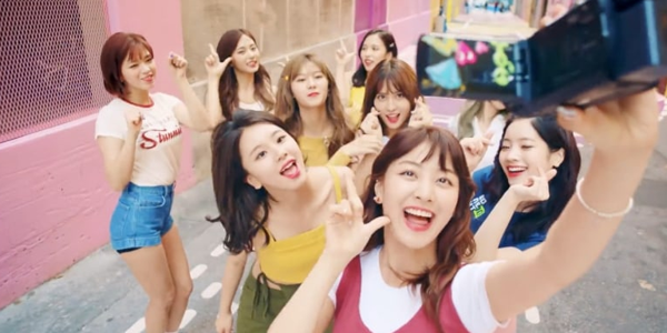 TWICE di video Likey MV Likey dari TWICE berhasil mendapatkan jumlah penonton yang banyak dalam waktu singkat.