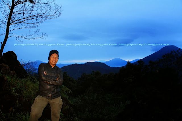 Menikmati kesendirian, latar belakang Gn Sindoro, Sumbing sama Merbabu Menikmati kesendirian, latar belakang Gn Sindoro, Sumbing sama Merbabu