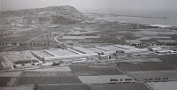 Fuente: https://lhospitaletdellobregat.wordpress.com/2011/09/17/la-seat-i-les-masies-de-lantiga-marina-de-lhospitalet-1955-59/ Factoria SEAT y puerto (1955)