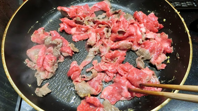 フライパンで牛肉を焼く