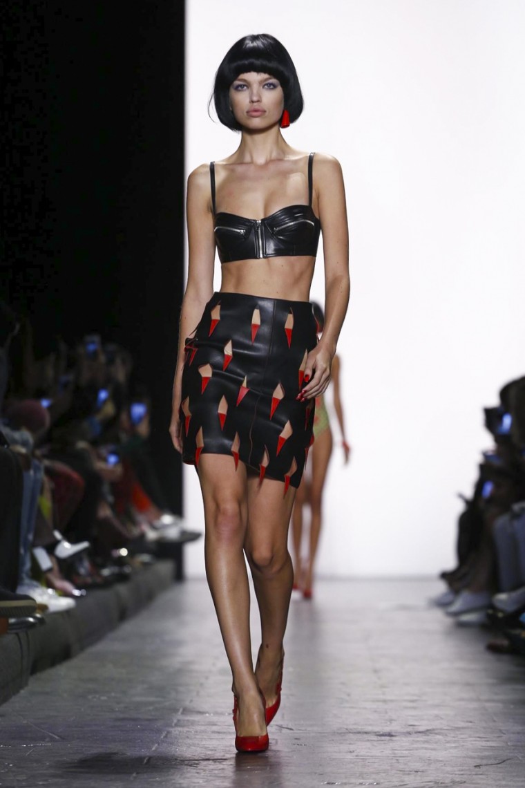 Jeremy Scott Spring Summer 2017 - New York Fashion Week jeremy-scott, jeremy-scott-spring-summer, jeremy-scott-printemps-ete, jeremy-scott-case, jeremy-scott-coque, bag-jeremy-scott, sac-jeremy-scott, tee-shirt-jeremy-scott, t-shirt-jeremy-scott, dress-jeremy-scott, robe, jeremy-scott, sweat-jeremy-scott, du-dessin-aux-podiums, dudessinauxpodiums