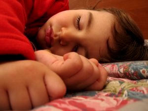 Día Mundial del Sueño Foto de un pequeño con mucho sueño