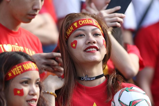 Việt Nam đại chiến Jordan: Fan nữ siêu xinh tiếp sức thầy trò Park Hang Seo