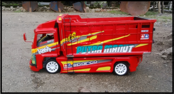  Gambar  Miniatur  Truk  Asli Buatan Orang Indonesia 