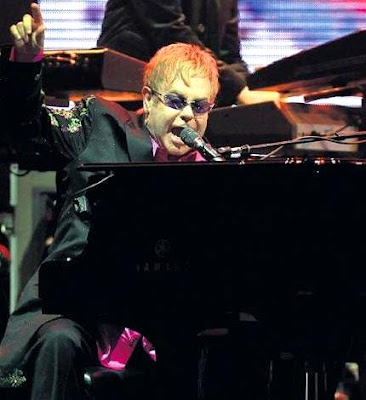 Elton John Foto de Elton John cantando en el escenario