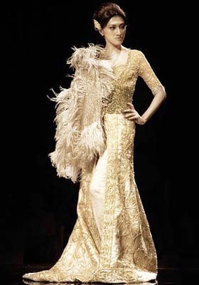 gaun pengantin modern emas