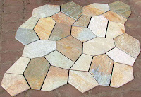 Birleştirilmiş farklı renk ve şekillerdeki kayrak taşlarından oluşan tabaka