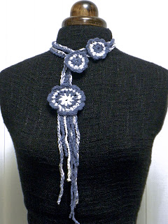 Collar flores ganchillo azules y blancas Collar flores ganchillo azules y blancas