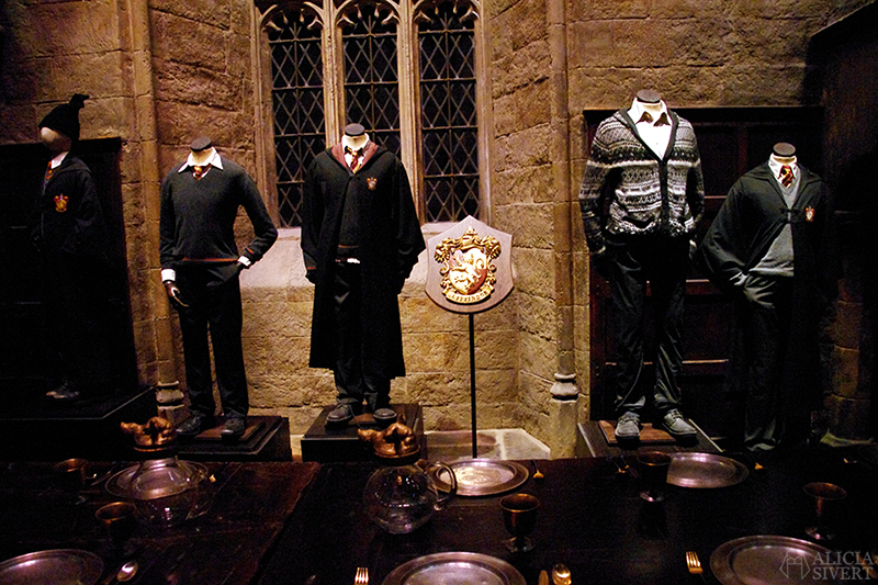 Gryffindor table, photo by Alicia Sivertsson. aliciasivert alicia sivert sivertsson harry potter hogwarts leavesden london england warner brothers studio tour the making of gryffindor slytherin hufflepuff ravenclaw film films movie movies the great hall den stora salen