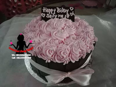 Kue Tart Pagar Coklat Topping Buttercream bunga hias mutiara Kue Tart Pagar Coklat Topping Buttercream bunga hias mutiara
