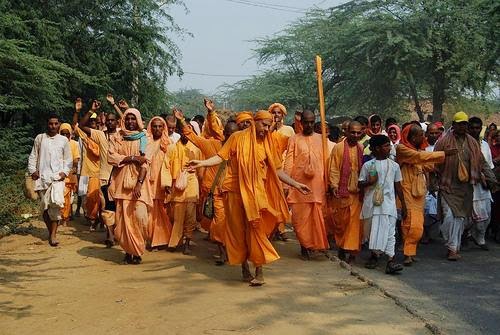 навадвипа дхама. харибол кришнаиты. паломничество вриндаван. парикрама говардхан. прабхупады вриндаван 1977.