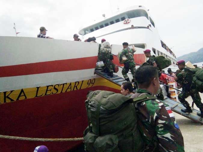 Lantamal IX Ambon Kirim Personel Ke Pulau Terluar Ambon, Malukupost.com - Pangkalan Utama TNI Angkatan Laut (lantamal) IX Ambon mengirimkan sejumlah personel untuk membantu pengamanan di sejumlah pulau terluar di kabupaten Maluku Barat Daya (MBD) yang berbatasan langsung dengan negara tetangga Timor Leste. Komandan Batalyon Marinir Pertahanan Pangkalan (Yonmarhanlan), Lantamal IX Ambon, Letkol Marinir Teguh Santoso dalam siaran persnya diterima media ini, di Ambon, Selasa (14/2), mengatakan, sebanyak 16 personil diterjunkan untuk membantu pengamanan yang dilakukan di sejumlah pulau terluar kabupaten MBD.