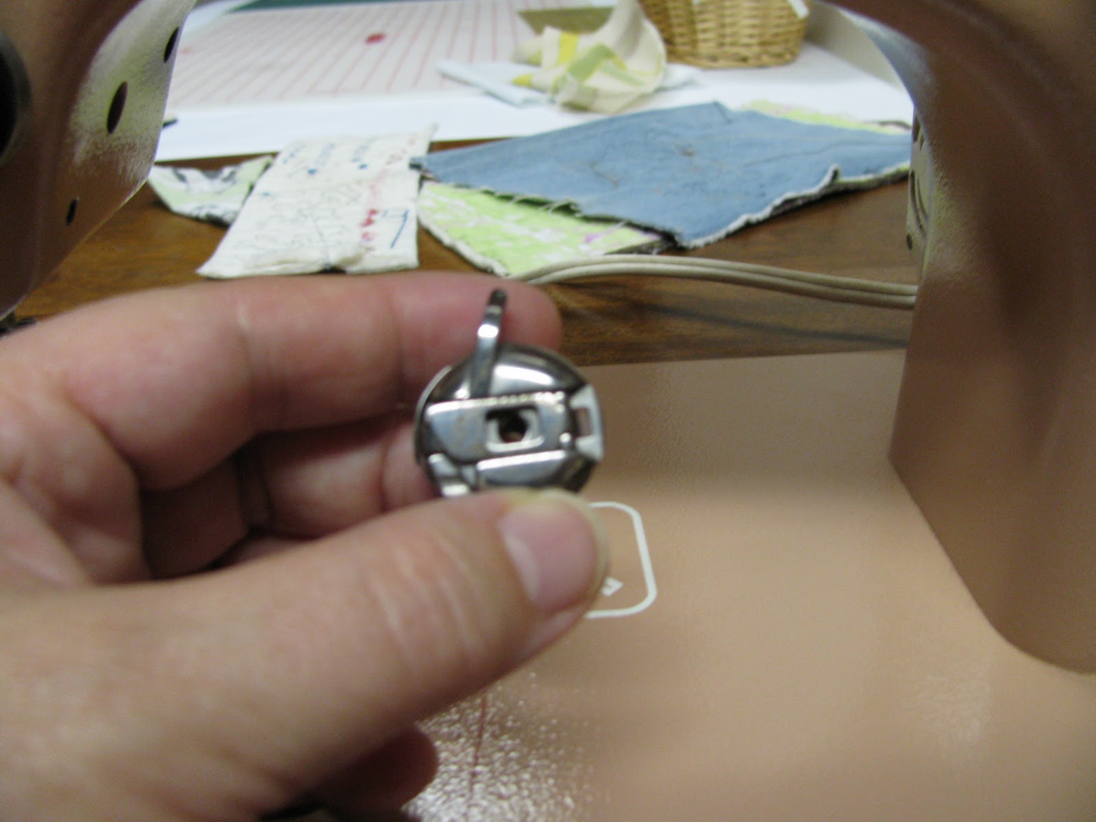 Tammy's Craft Emporium Necchi Lelia 513 how to thread the bobbin