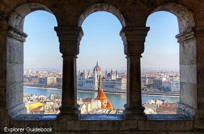 Pemandangan Parliament Building dari Fisherman's Bastion Fisherman's Bastion tempat wisata terkenal di Budapest Hongaria Hungaria Hungary Eropa